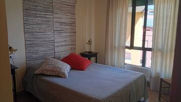 Iron/ironing board, bed sheets