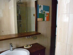 Haartrockner, Bidet, Handtücher, Seife