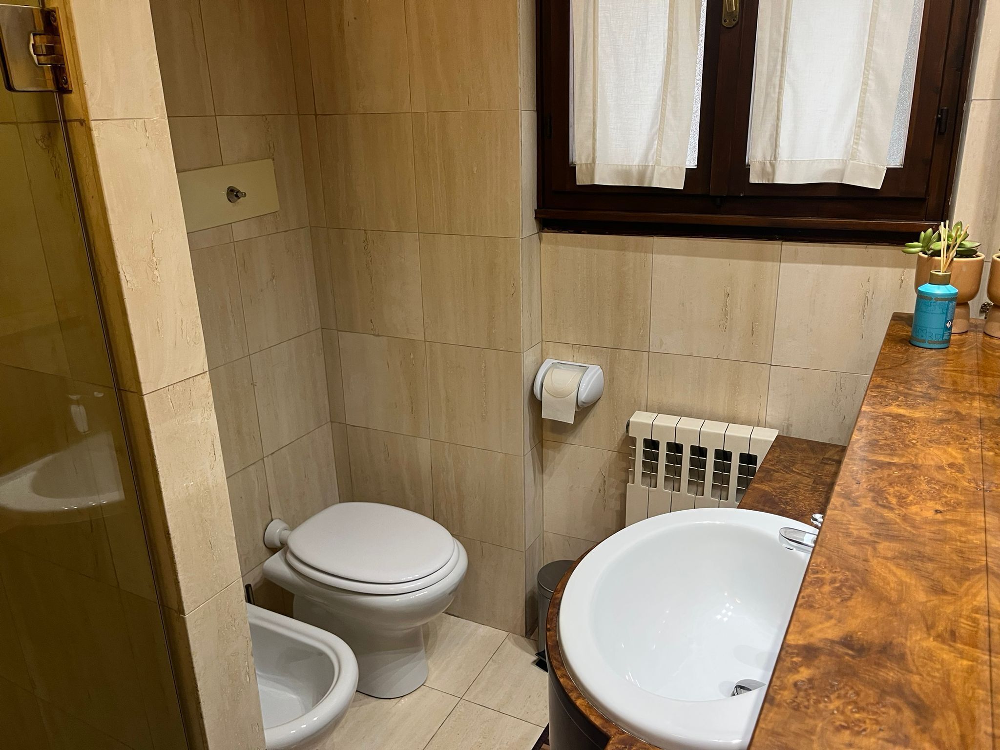 A bathroom with a toilet, bidet, and sink.