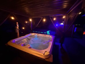 Indoor spa tub - Hot Tub Hideaway: 5 min to Churchill Downs (Louisville)