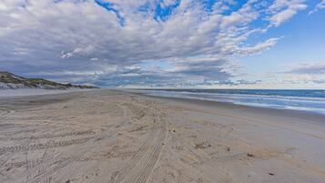 Beach nearby, sun loungers, beach towels