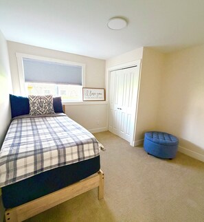 WiFi, bed sheets - Spacious 3-bedroom condo in beautiful Rockford close to shopping & highways! (Rockford)
