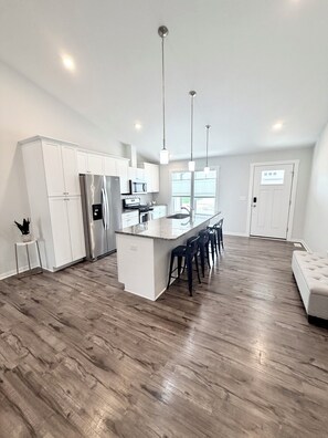 Private kitchen - Spacious 3-bedroom condo in beautiful Rockford close to shopping & highways! (Rockford)