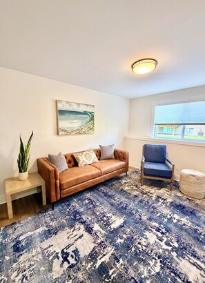 Living area - Spacious 3-bedroom condo in beautiful Rockford close to shopping & highways! (Rockford)