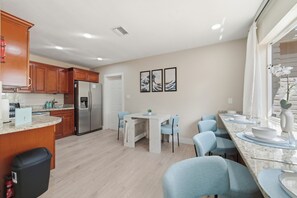 Dining - Tropical Escape•Pool•Outdoor Cinema• Near Beach (Fort Lauderdale)