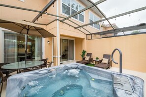 Outdoor dining - Resort Townhouse 2b/2b With private Hot Tub Near Disney (Kissimmee)
