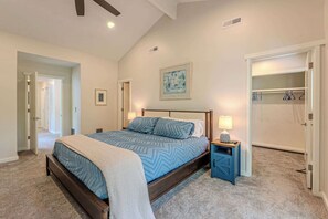 Desk, iron/ironing board, WiFi, bed sheets