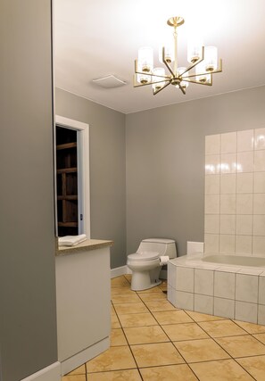 Shower, hair dryer, towels, soap - Cozy prairie retreat in Niverville, MB. Large outdoor and indoor space! (Hanover)