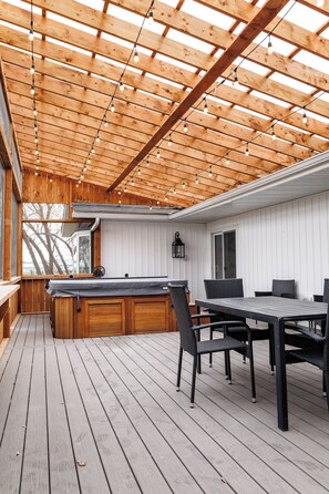 Dining - Cozy prairie retreat in Niverville, MB. Large outdoor and indoor space! (Hanover)