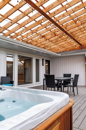 Outdoor dining - Cozy prairie retreat in Niverville, MB. Large outdoor and indoor space! (Hanover)