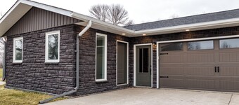 Cozy prairie retreat in Niverville, MB. Large outdoor and indoor space!