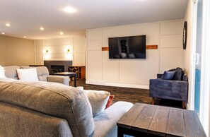 Smart-TV, Kamin, Videospiele, Tischtennisplatte