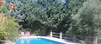 House with magnificent swimming pool and wooden terrace sheltered by oak trees
