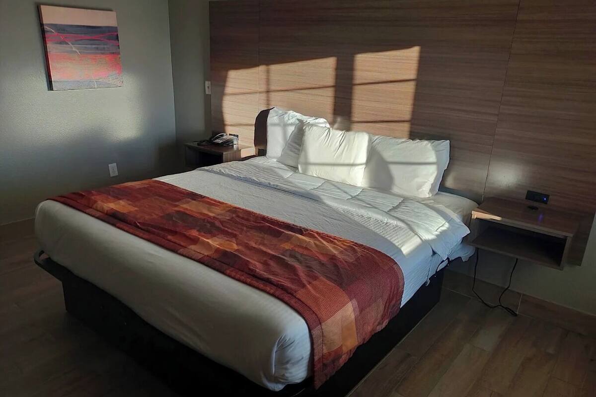 Deluxe Room, 1 King Bed | Desk, free WiFi