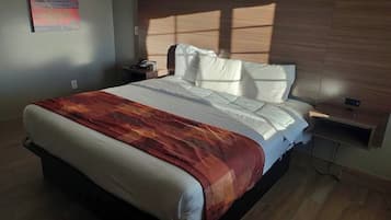 Deluxe Room, 1 King Bed | Desk, free WiFi