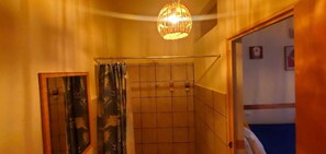 Douche, serviettes fournies, savon, shampoing