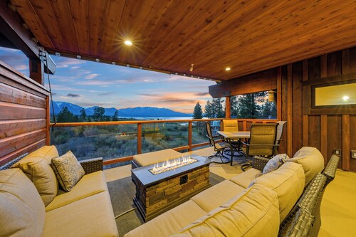 7 bedroom Luxury by the Lake