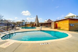 Outdoor pool - Cottage Gem in Heart of Carlton Landing. Walk to Pools, Restaurants & Beach (Carlton Landing)