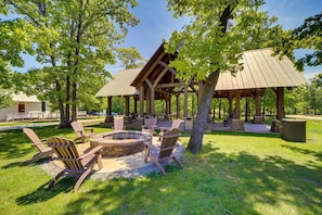Terrace/patio - Cottage Gem in Heart of Carlton Landing. Walk to Pools, Restaurants & Beach (Carlton Landing)