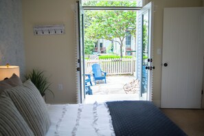 5 bedrooms, iron/ironing board, travel cot, free WiFi - Cottage Gem in Heart of Carlton Landing. Walk to Pools, Restaurants & Beach (Carlton Landing)