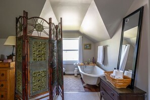 Haartrockner, Bidet, Handtücher, Shampoo