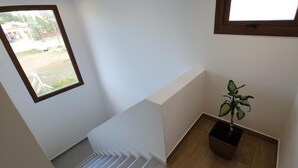 Una escalera con una planta en el rellano.