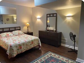 Desk, WiFi, bed sheets - Broad Ripple Retreat | Private Gym & Yard (Indianapolis)