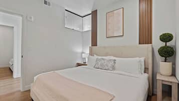 Apartment, 2 Bedrooms, Kitchen, Park View | Meja, ruang kerja komputer riba, langsir/tirai gelap terus