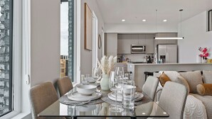 Apartemen, 2 kamar tidur, dapur, pemandangan taman | Makan di kamar