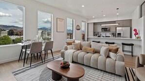Apartemen, 2 kamar tidur, dapur, pemandangan taman | Area keluarga | Monitor komputer