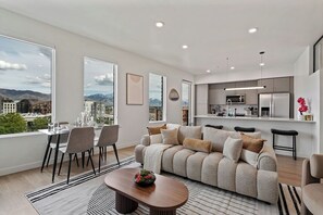 Living area - The Silo Park by Stylish Stays (Salt Lake City)