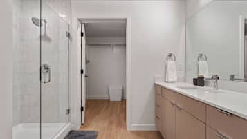 Apartment, 2 Bedrooms, Kitchen, Park View | Bathroom | Free toiletries, hair dryer, towels, soap