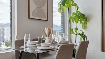 Apartment, 2 Bedrooms, Kitchen, Park View | Tempat makan