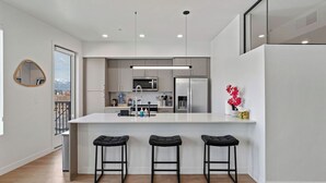 Apartemen, 2 kamar tidur, dapur, pemandangan taman | Dapur pribadi | Lemari es besar, microwave, oven, dan kompor