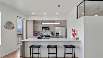 Apartment, 2 Bedrooms, Kitchen, Park View | Private kitchen | Full-size fridge, microwave, oven, stovetop
