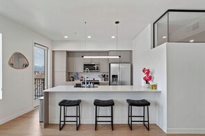 Apartamento, 2 quartos, cozinha, vista para o parque | Cozinha privada | Geladeira grande, micro-ondas, fogão, cooktop