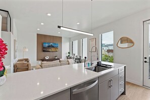 Apartamento, 2 habitaciones, cocina, vistas al parque | Cocina privada | Frigorífico grande, microondas, horno y placa de cocina