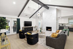 TV, fireplace, offices - Spacious 5BR • Pool, Backyard •Upscale Dallas Home (Dallas)