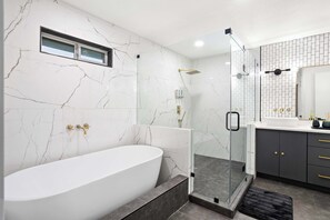 Shower, hair dryer, towels, shampoo - Spacious 5BR • Pool, Backyard •Upscale Dallas Home (Dallas)