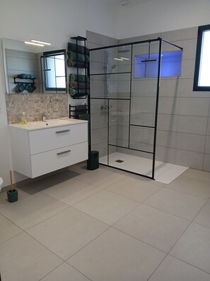 Dusche, Haartrockner, Handtücher