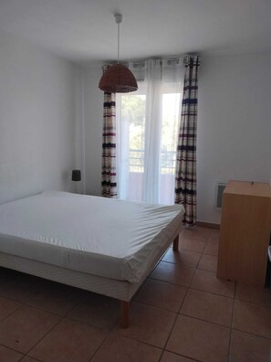 Iron/ironing board - Alexandre's southern apartment with covered terrace, swimming pool and private garage (Saint-Raphaël)