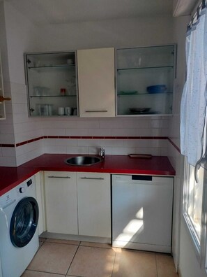 Private kitchen - Alexandre's southern apartment with covered terrace, swimming pool and private garage (Saint-Raphaël)