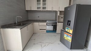 Cocina compacta con lavabo, estufa, horno y refrigerador.