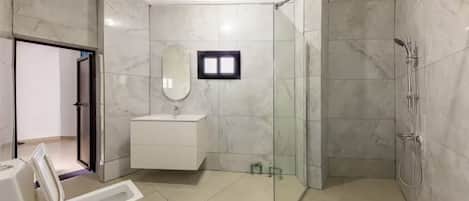 Regadera, toallas, papel de baño