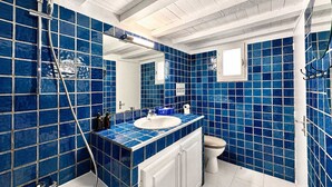 Dusche, Haartrockner, Handtücher, Shampoo