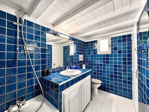 Douche, sèche-cheveux, serviettes fournies, shampoing