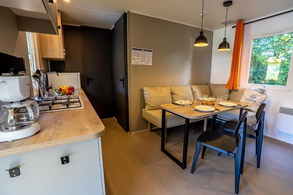 Comfort Mobile Home, 2 Bedrooms | Dining