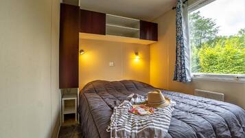 Klassieke stacaravan, 3 slaapkamers | Babybedden (toeslag), beddengoed