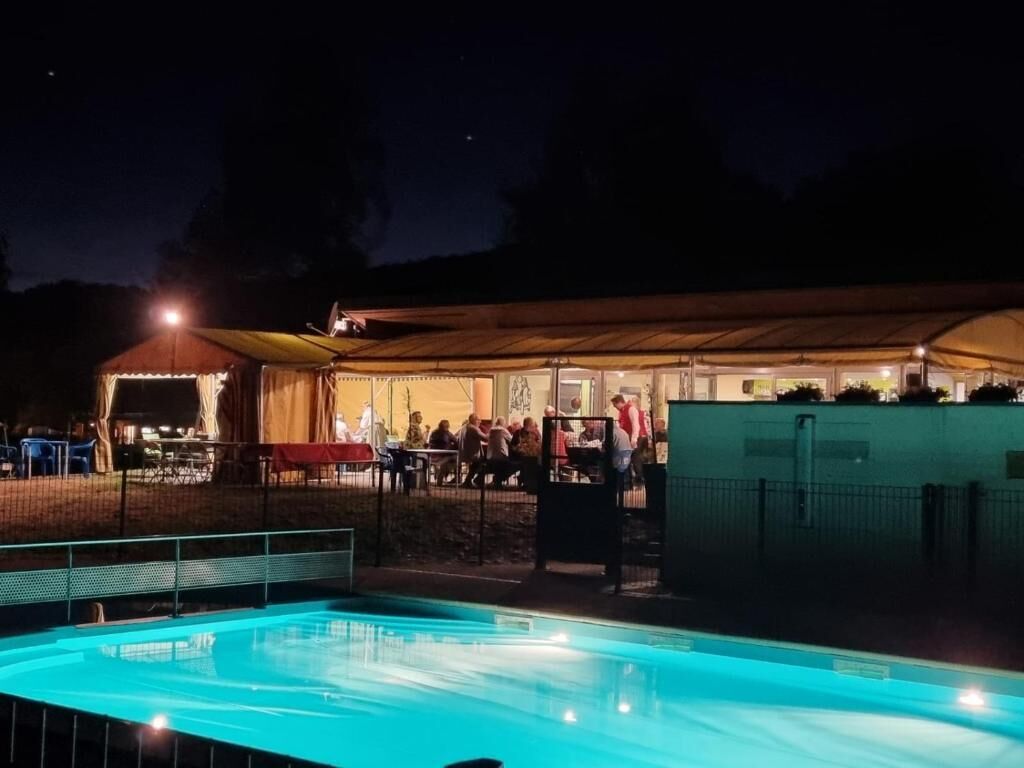 Piscine extérieure (ouverte en saison), parasols de plage