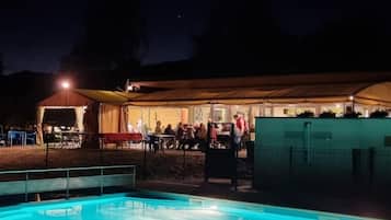 Piscine extérieure (ouverte en saison), parasols de plage